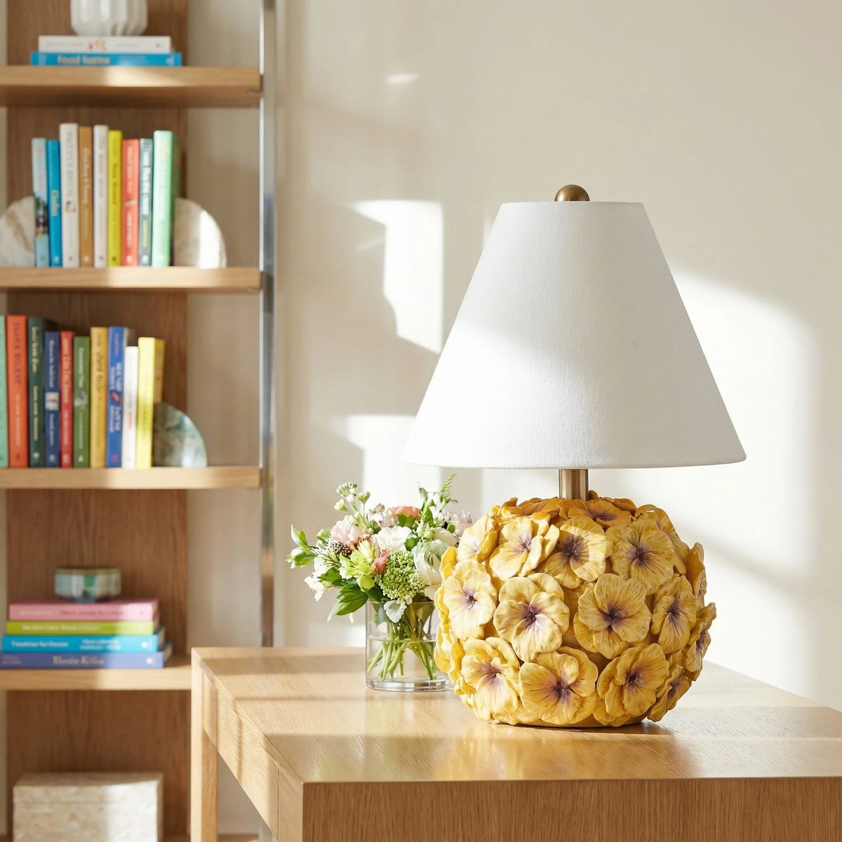 Lámpara de mesa con base de flores Dalisa en un dormitorio luminoso – imagen 8