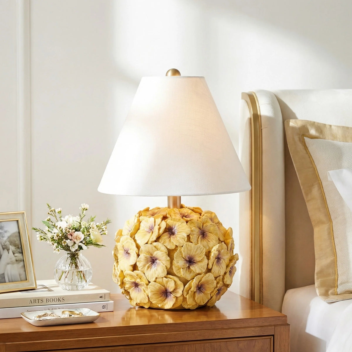 Lámpara de mesa con base de flores Dalisa en un dormitorio luminoso – imagen 9