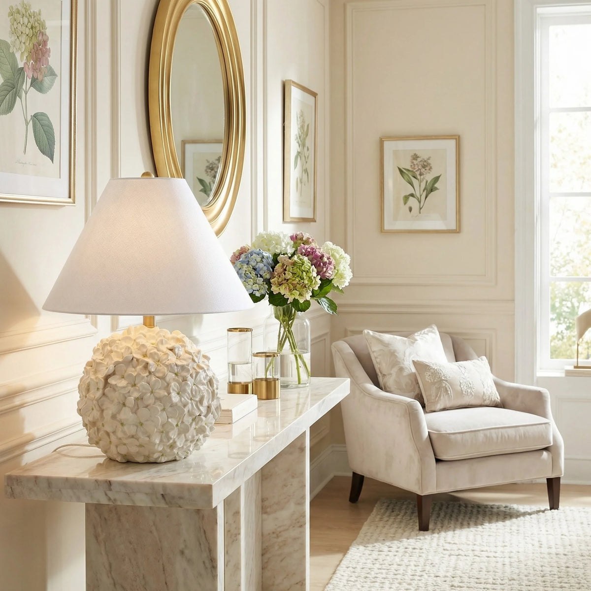 Lámpara de mesa con base de flores Dalisa en un dormitorio luminoso – imagen 19