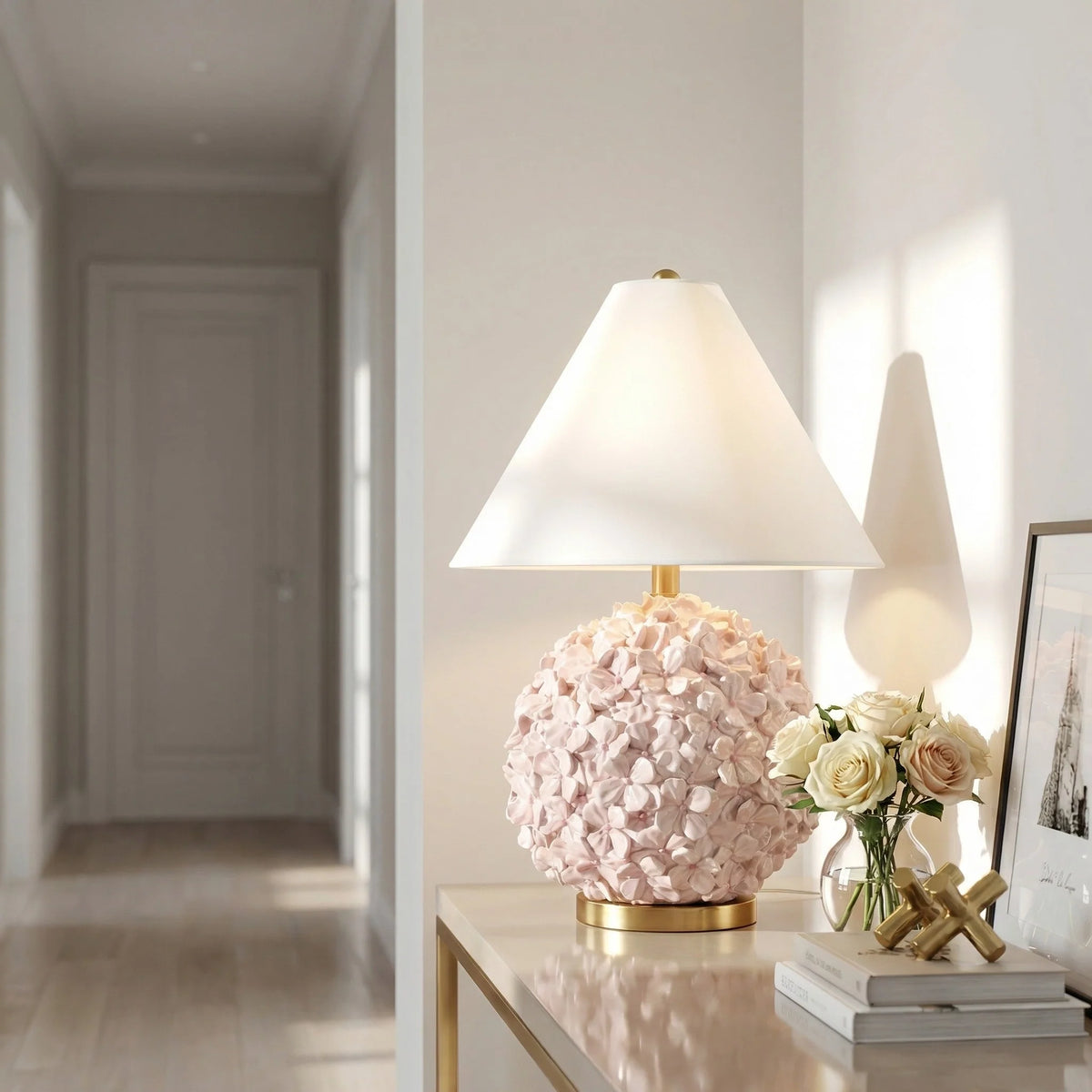 Lámpara de mesa con base de flores Dalisa en un dormitorio luminoso – imagen 10