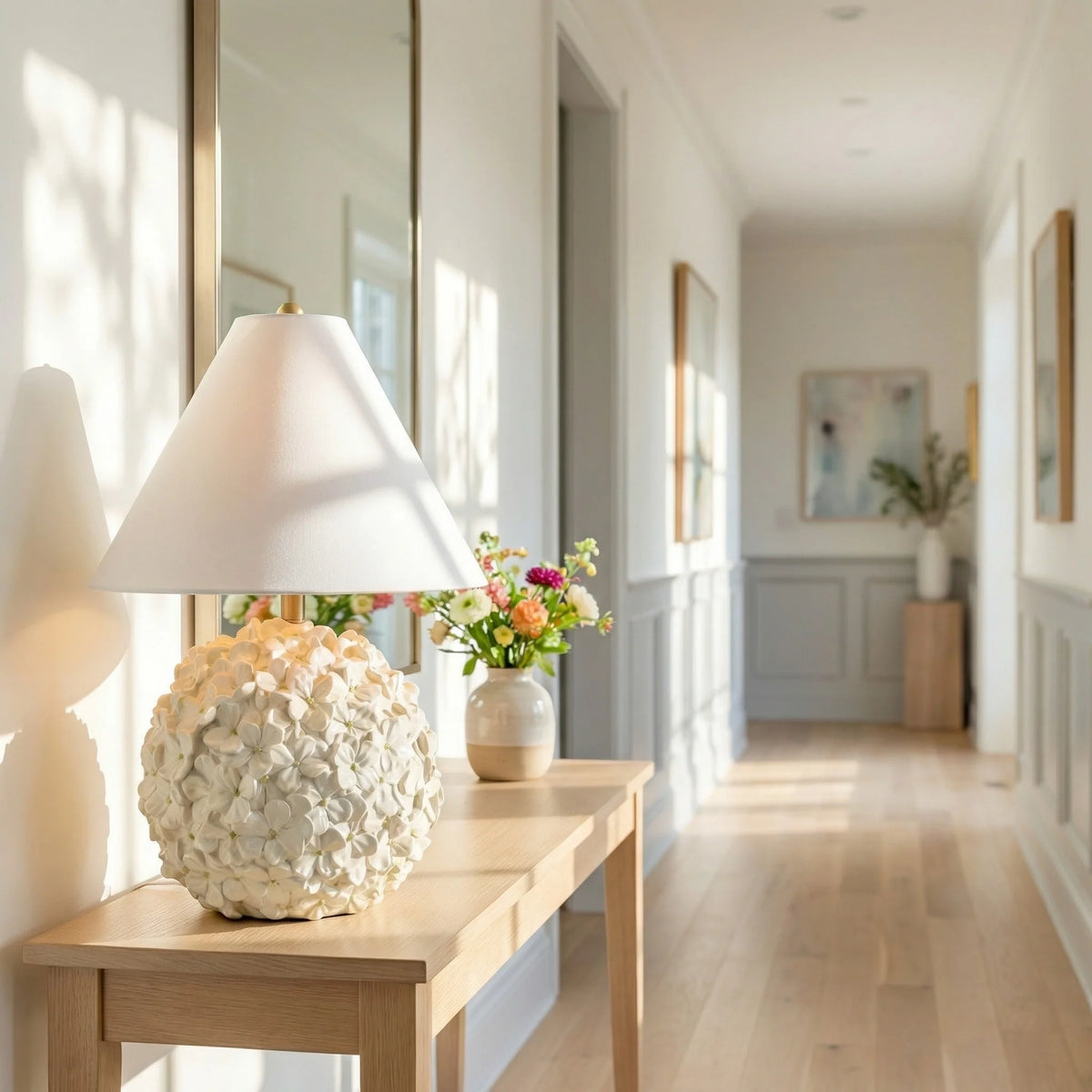 Lámpara de mesa con base de flores Dalisa en un dormitorio luminoso – imagen 11