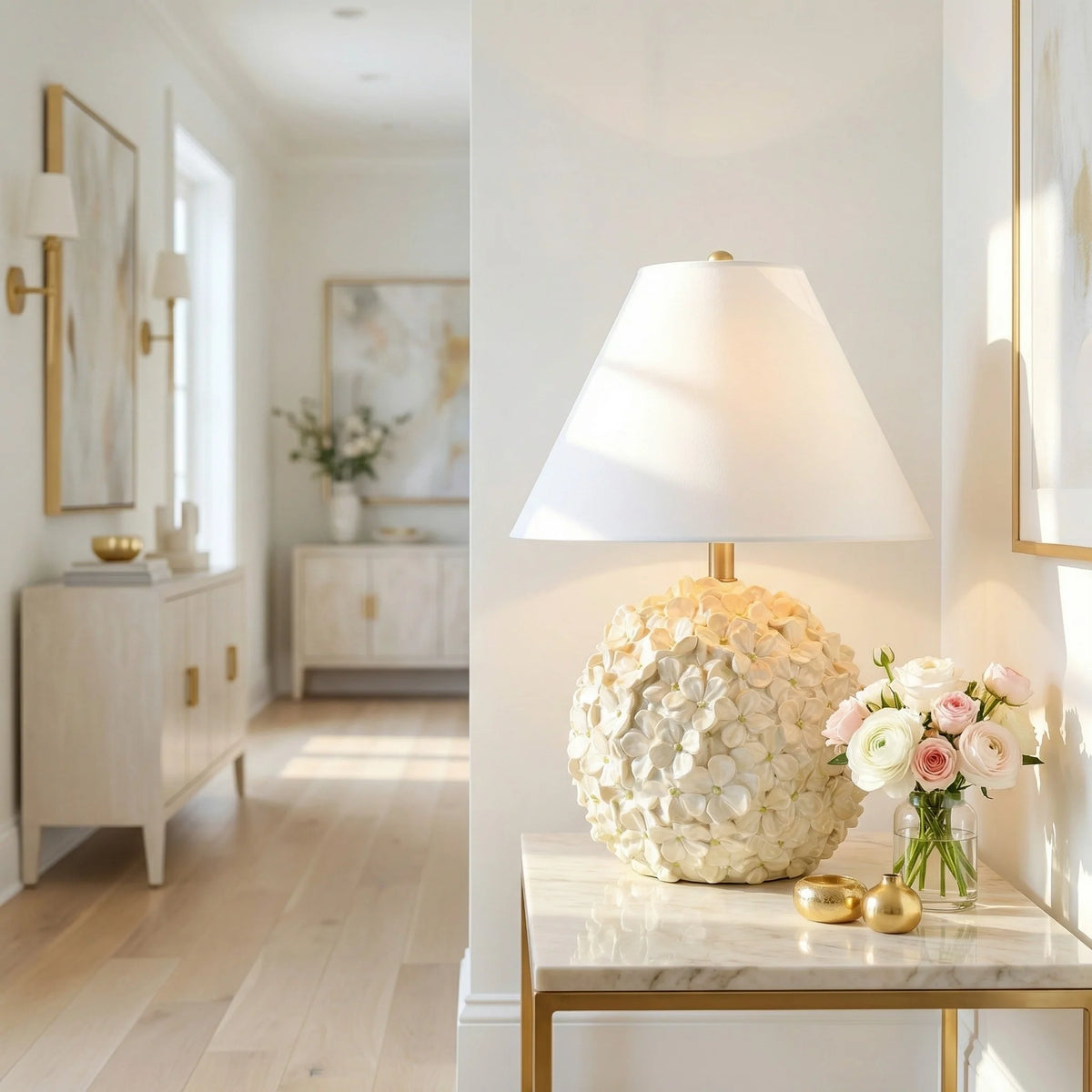 Lámpara de mesa con base de flores Dalisa en un dormitorio luminoso – imagen 12