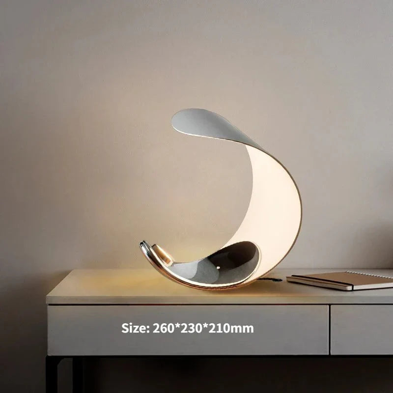 Lámpara de mesa LED Deluna en forma de media luna – medidas 26 × 23 × 21 cm