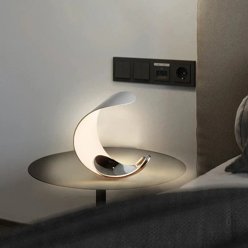 Lámpara de mesa LED Deluna en forma de media luna en un dormitorio moderno – imagen 3