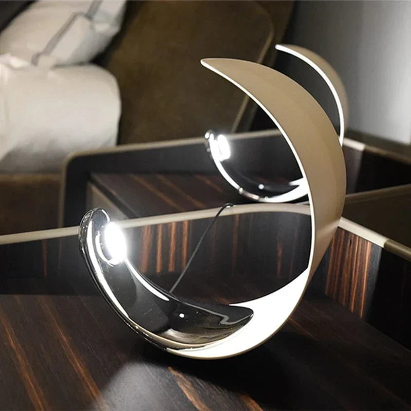 Lámpara de mesa LED Deluna en forma de media luna en un dormitorio moderno – imagen 5