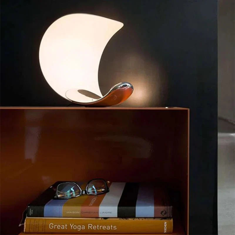 Lámpara de mesa LED Deluna en forma de media luna en un dormitorio moderno – imagen 6
