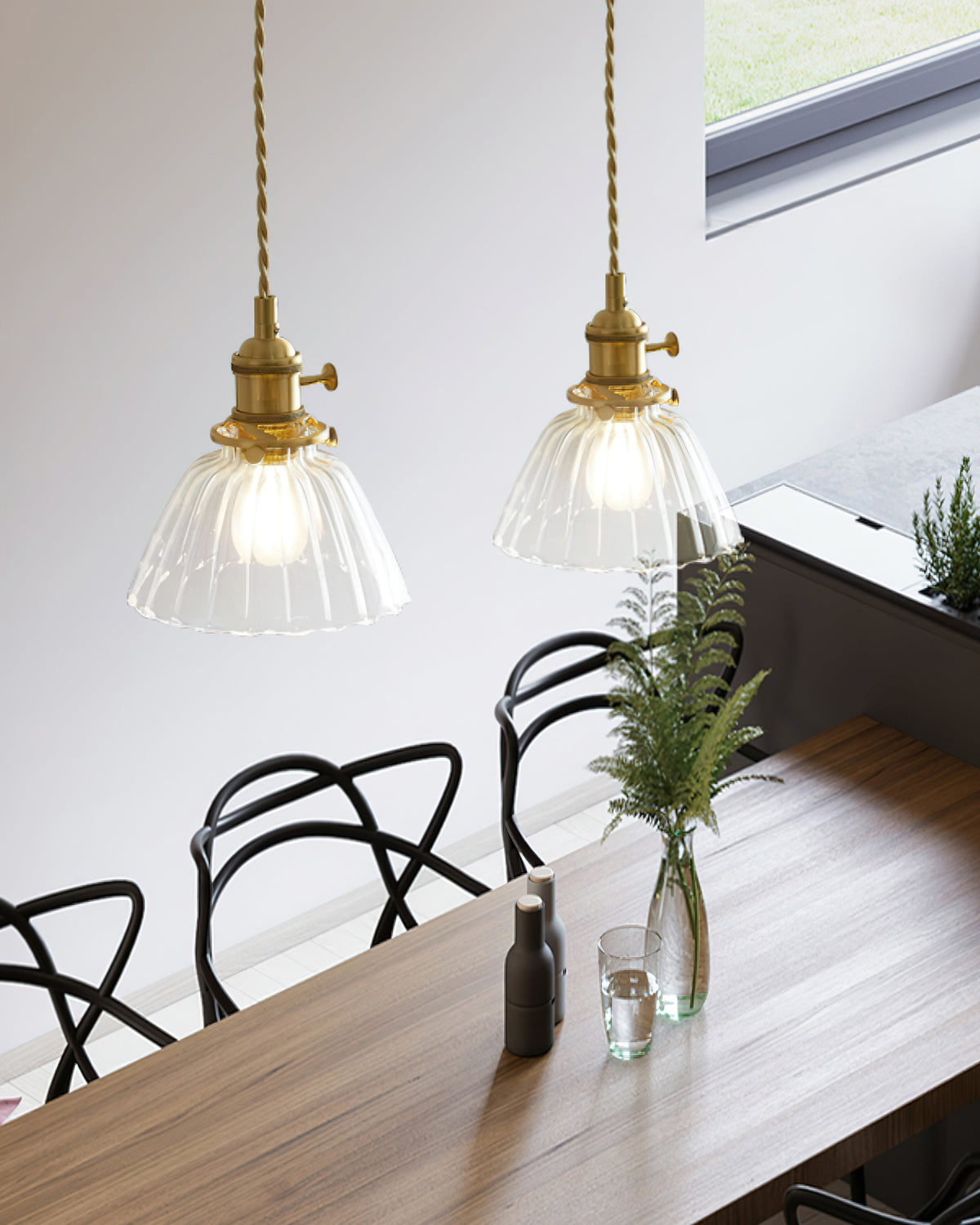 Lámpara colgante de cristal y latón Faroli en un comedor luminoso – imagen 6