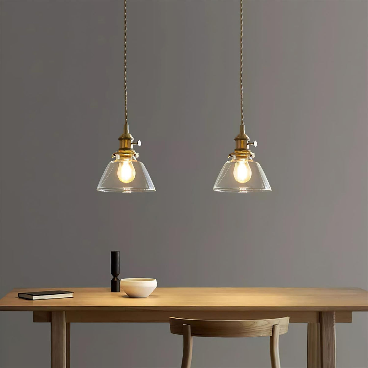 Lámpara colgante de cristal y latón Faroli en un comedor luminoso – imagen 7