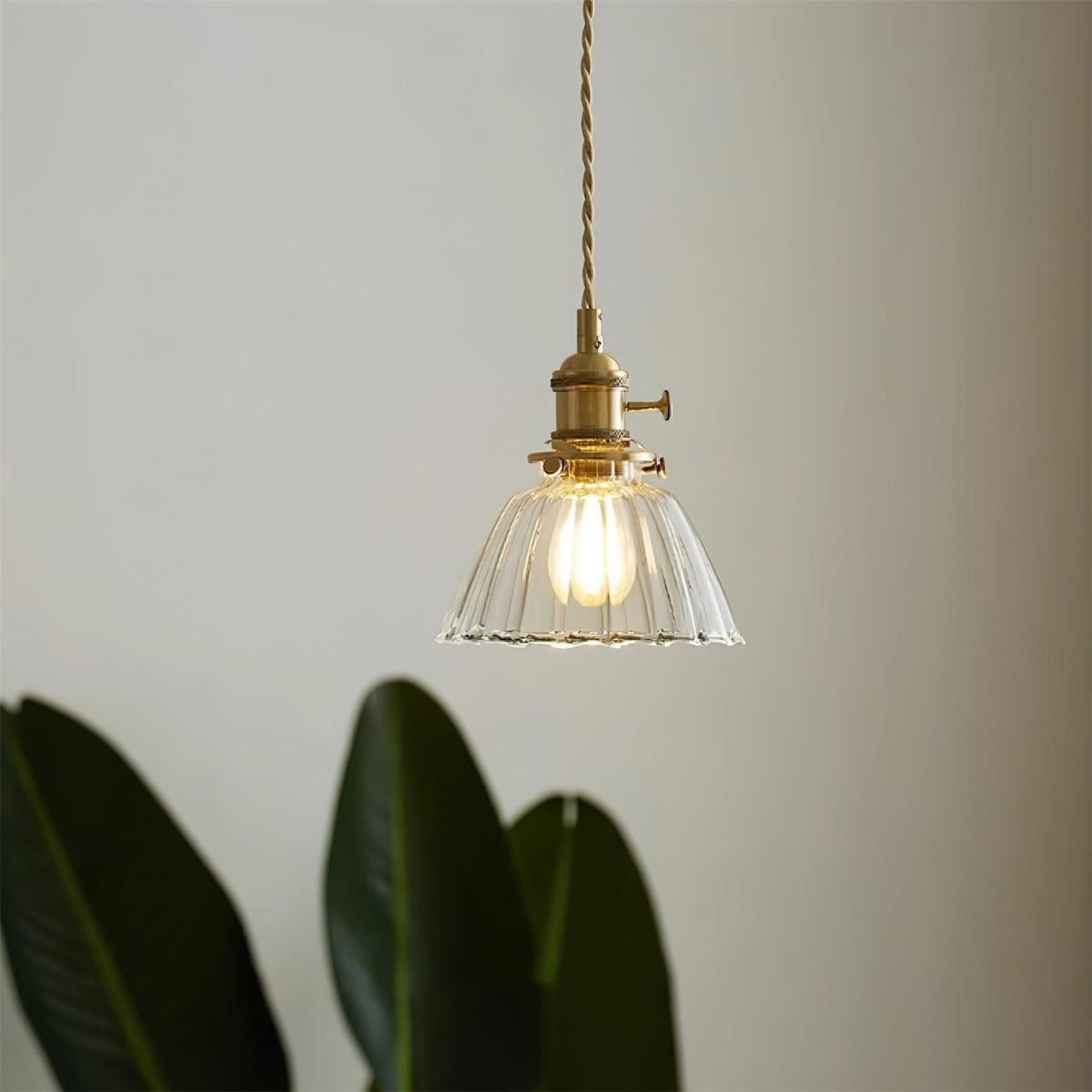 Lámpara colgante de cristal y latón Faroli en un comedor luminoso – imagen 8
