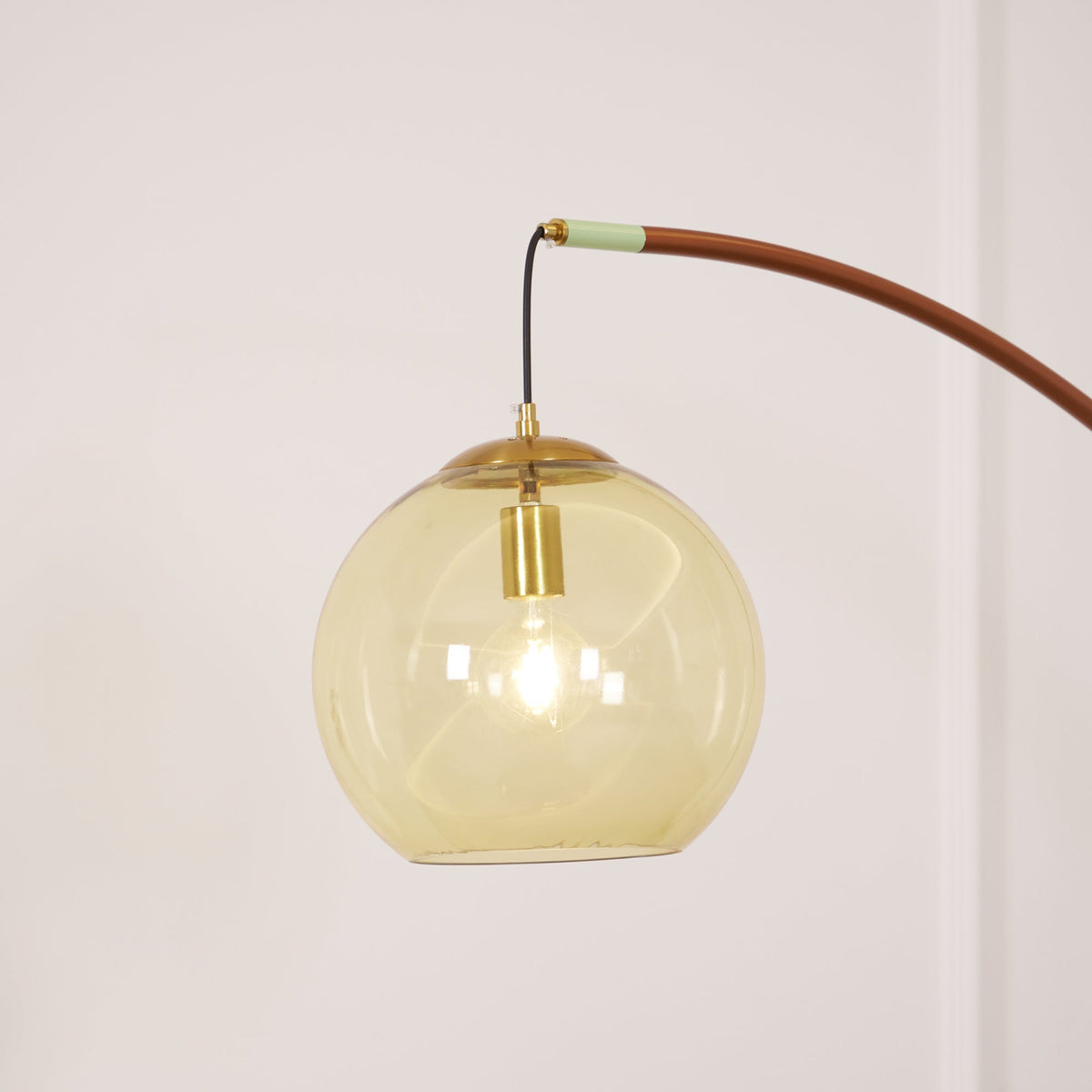 Lámpara de pie de arco con globo de cristal ámbar Jamina – globo de cristal ámbar soplado