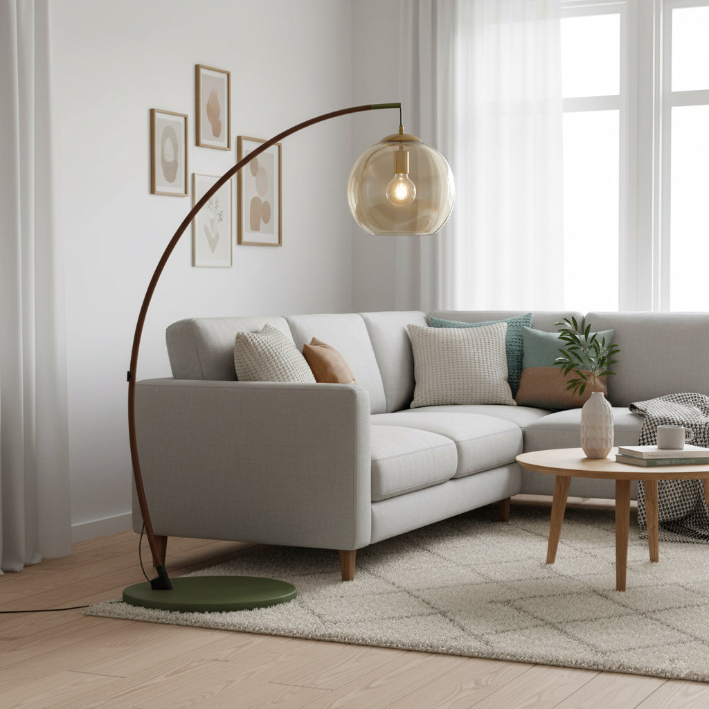 Lámpara de pie de arco con globo de cristal ámbar Jamina en un salón luminoso – imagen 4