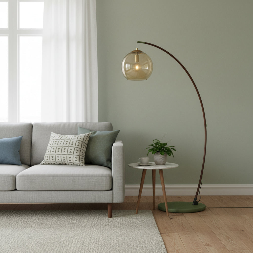 Lámpara de pie de arco con globo de cristal ámbar Jamina en un salón luminoso – imagen 7
