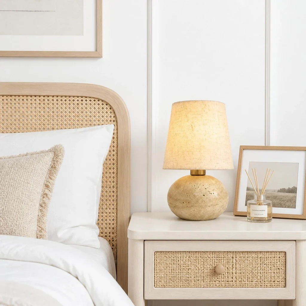 Lámpara de mesa de travertino Bolinda en un dormitorio sereno – imagen 8