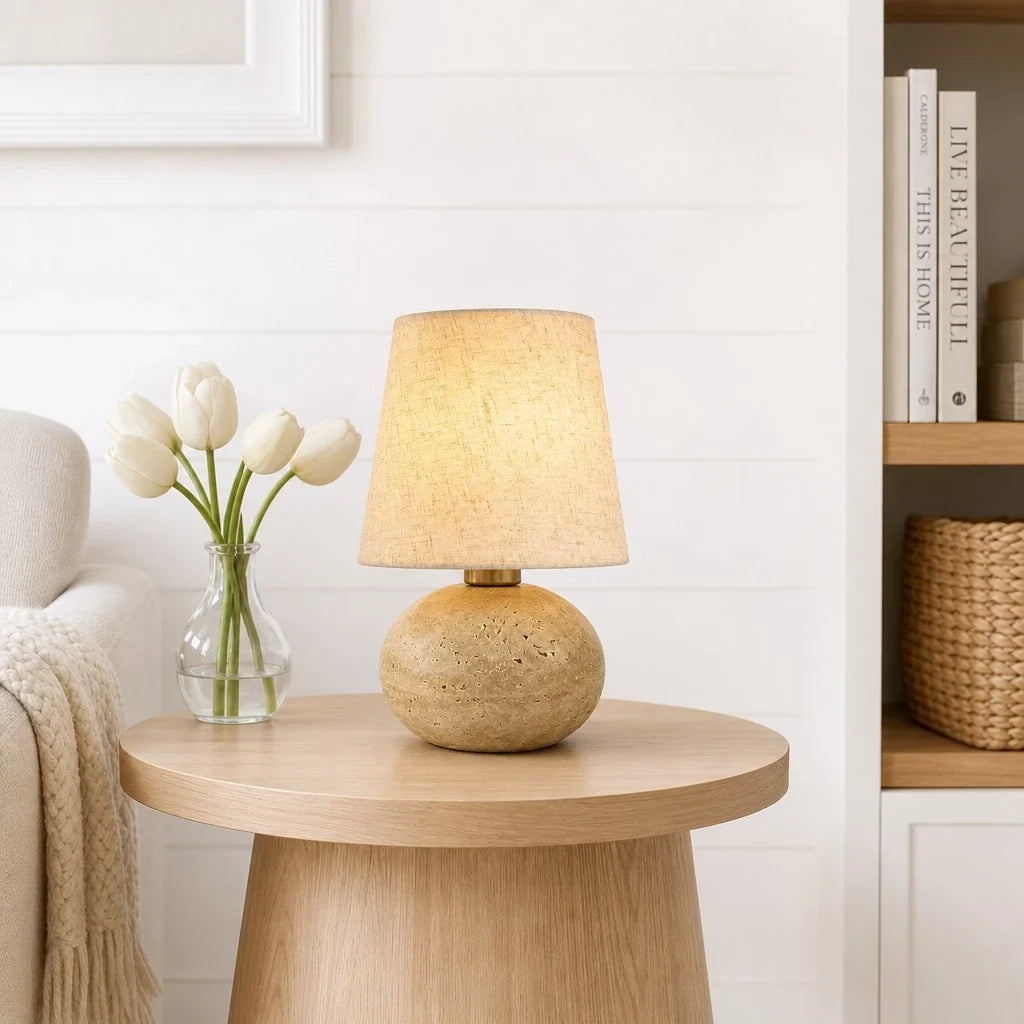 Lámpara de mesa de travertino Bolinda en un dormitorio sereno – imagen 10
