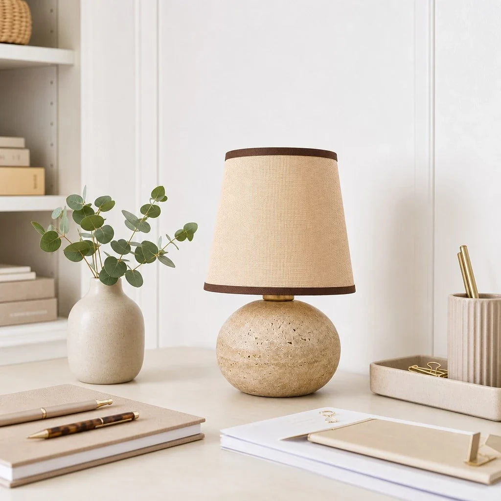 Lámpara de mesa de travertino Bolinda en un dormitorio sereno – imagen 6