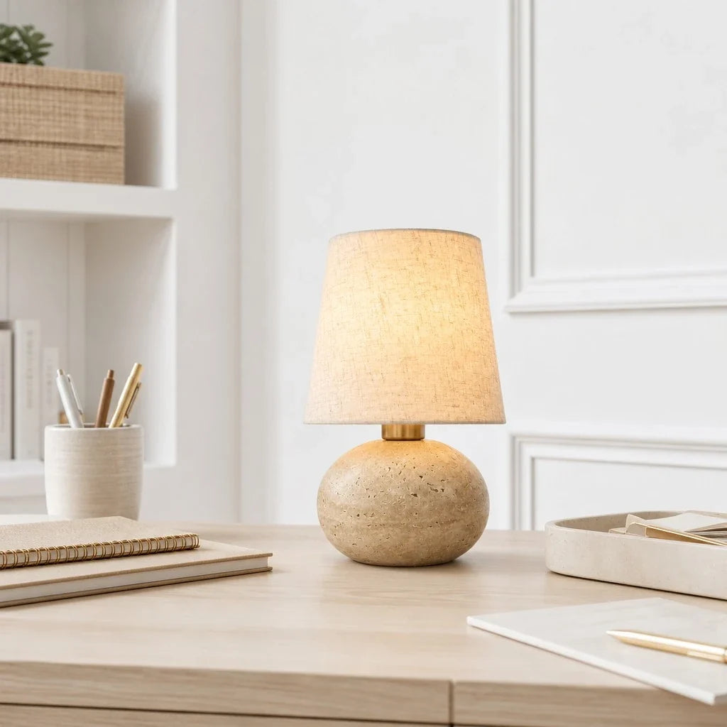 Lámpara de mesa de travertino Bolinda en un dormitorio sereno – imagen 11