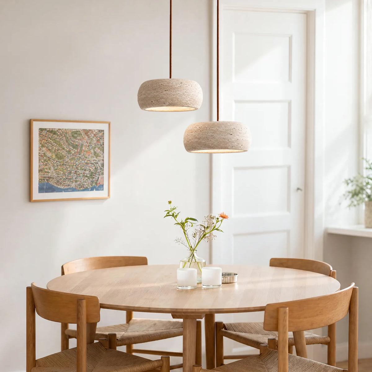 Lámpara colgante de travertino Rodela sobre una mesa de comedor – imagen 15