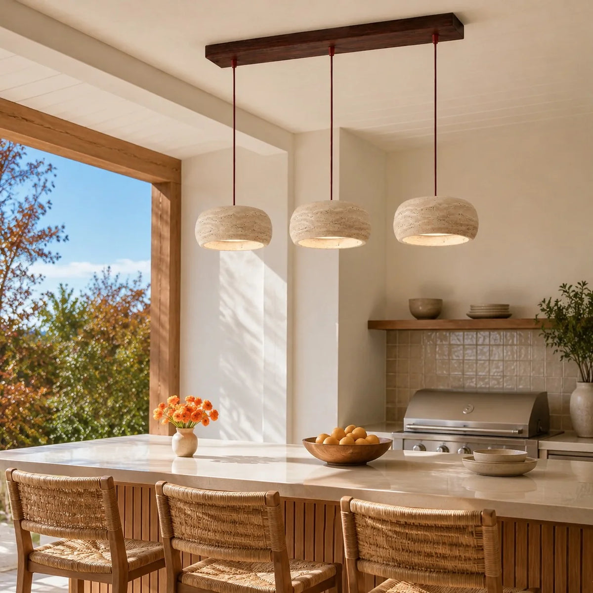 Lámpara colgante de travertino Rodela sobre una mesa de comedor – imagen 3