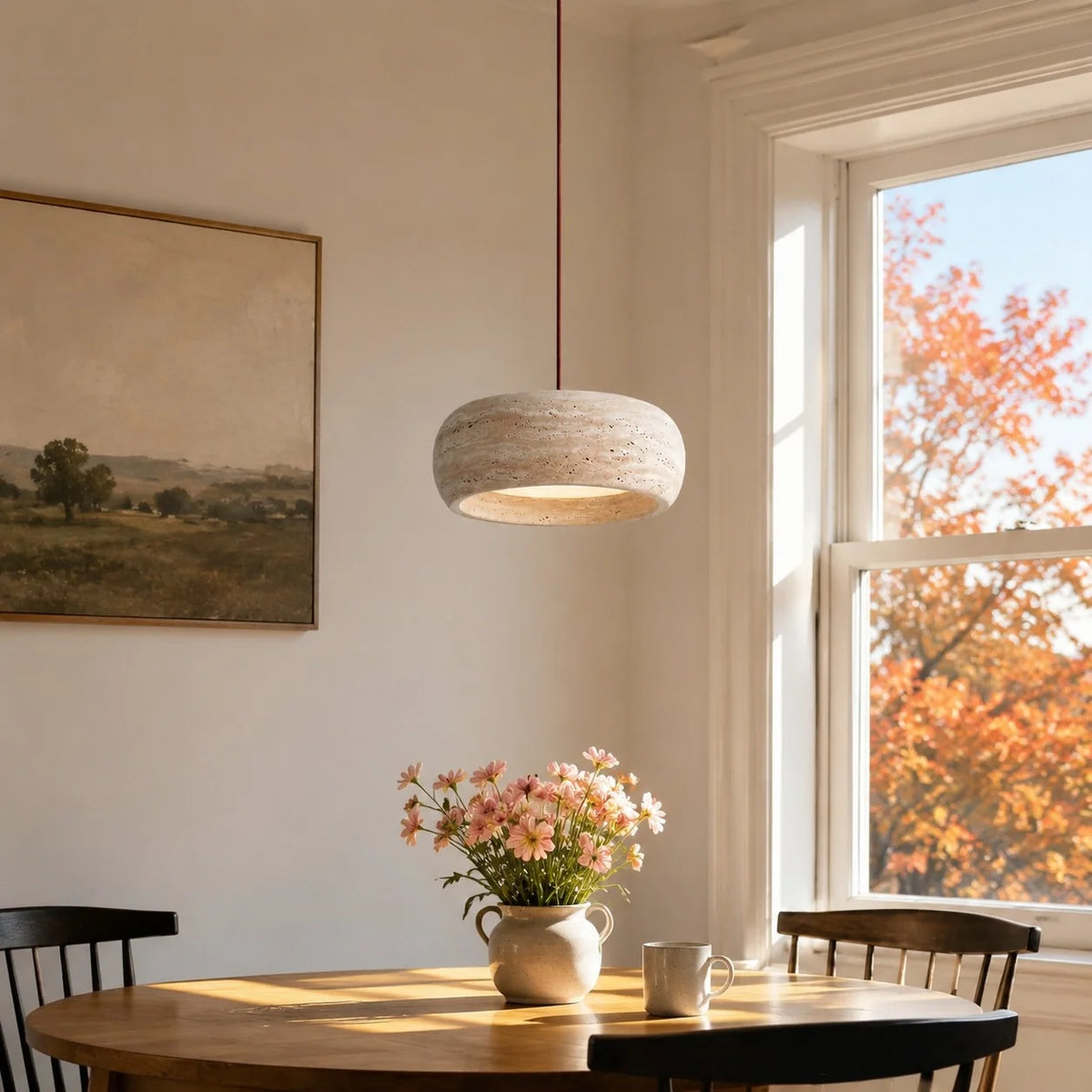 Lámpara colgante de travertino Rodela sobre una mesa de comedor – imagen 2