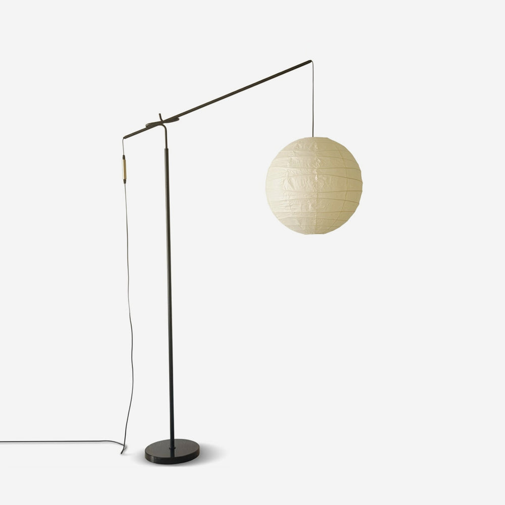 Lámpara de pie con farol de papel Clarinda junto a un sillón en el salón – imagen 3