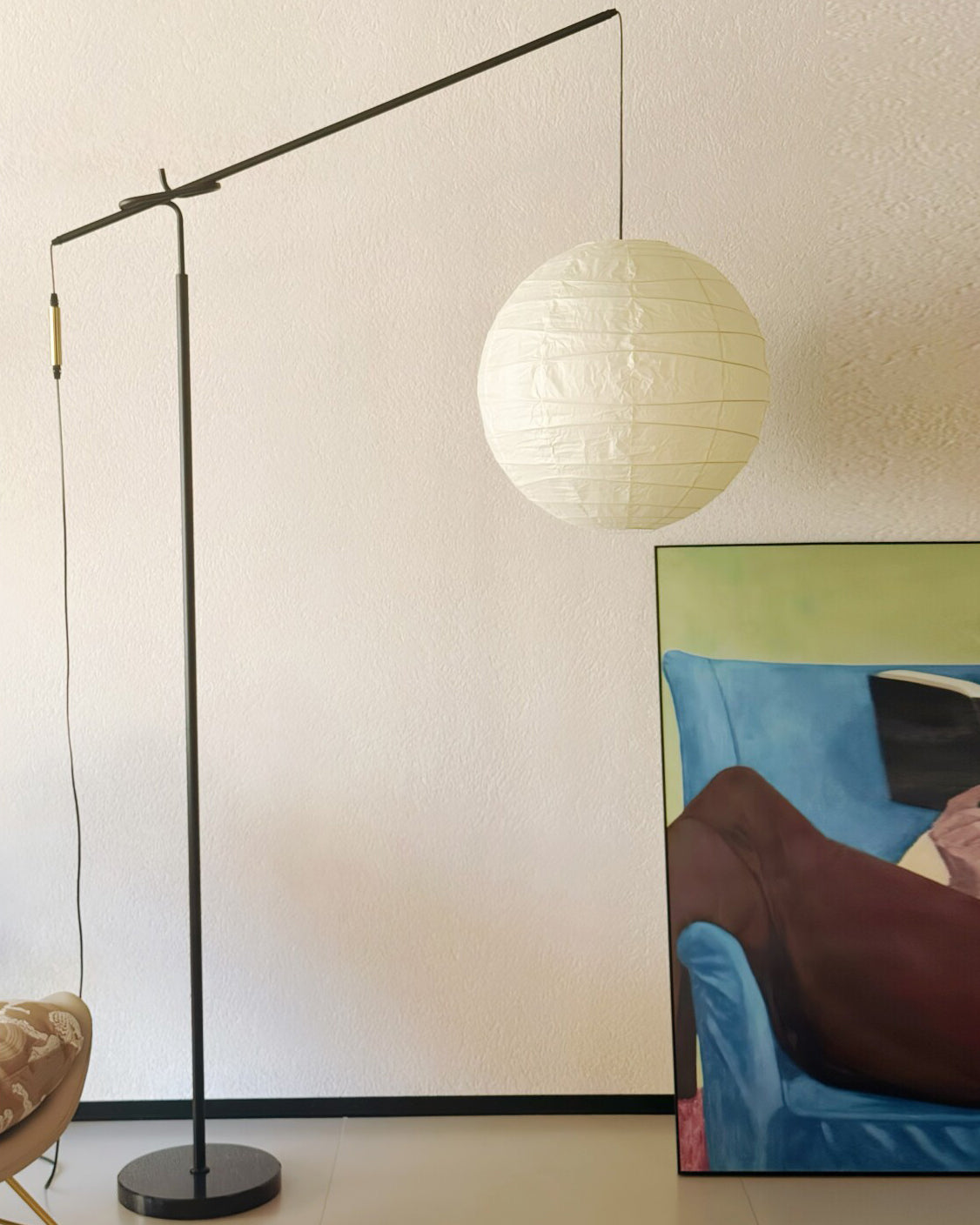 Lámpara de pie con farol de papel Clarinda junto a un sillón en el salón – imagen 12