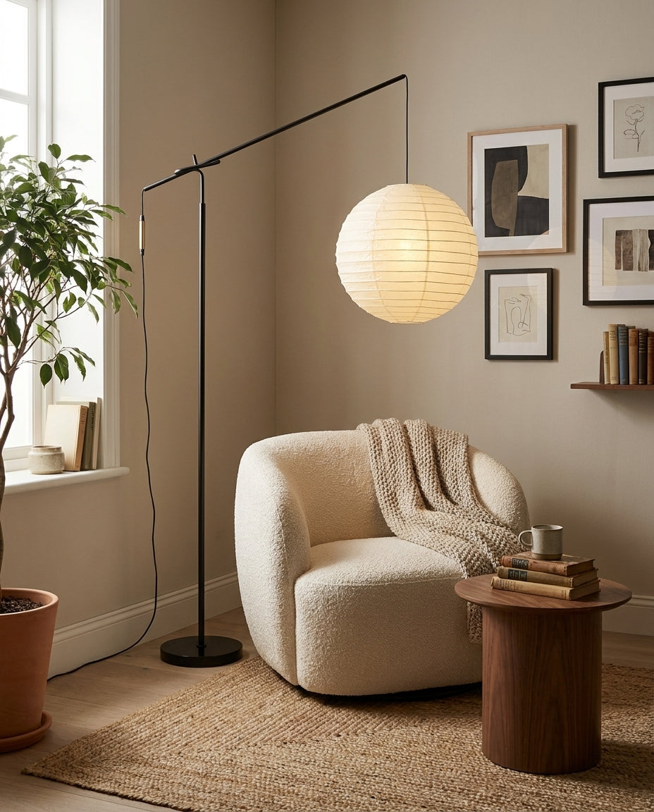 Lámpara de pie con farol de papel Clarinda junto a un sillón en el salón – imagen 4