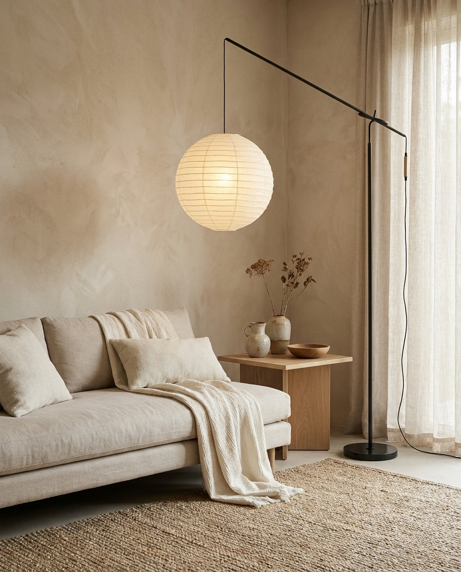 Lámpara de pie con farol de papel Clarinda junto a un sillón en el salón – imagen 5