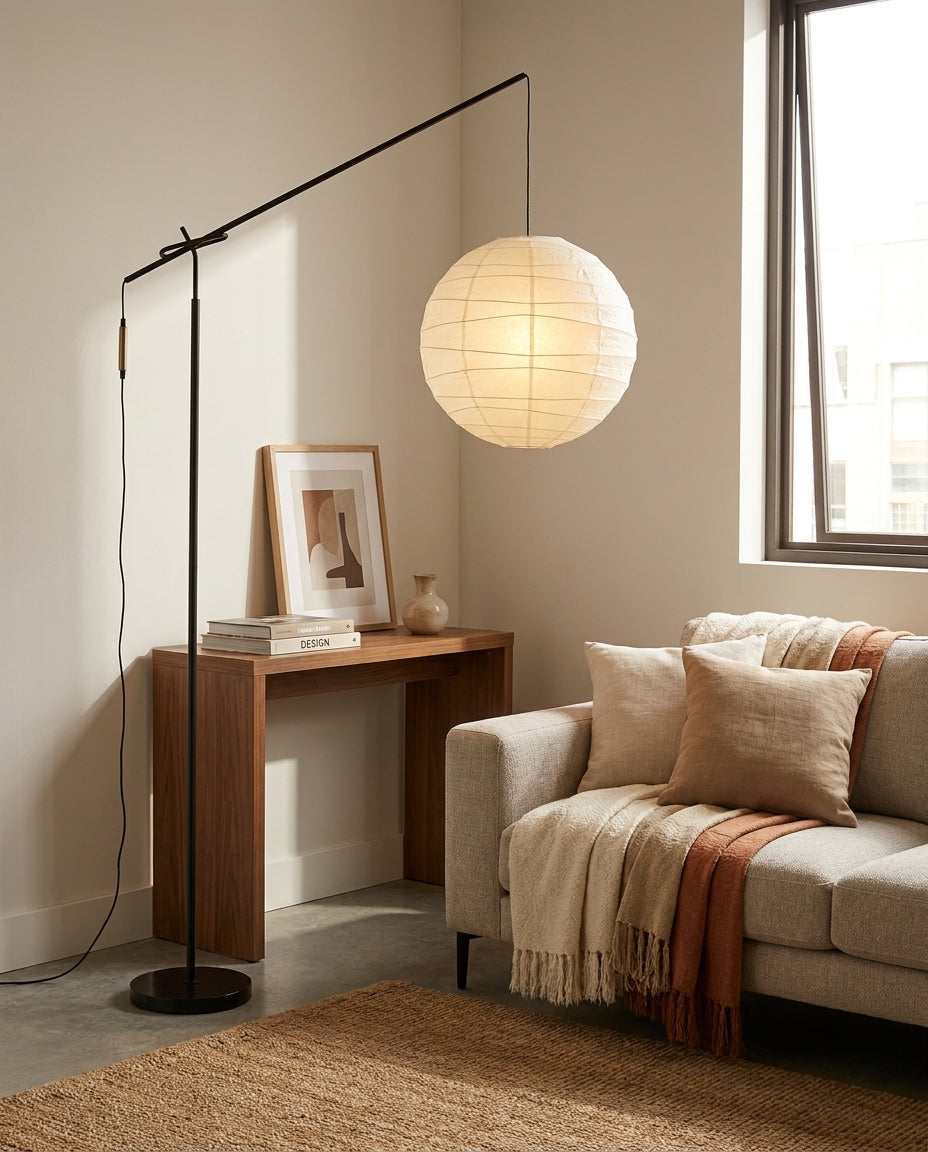 Lámpara de pie con farol de papel Clarinda junto a un sillón en el salón – imagen 8
