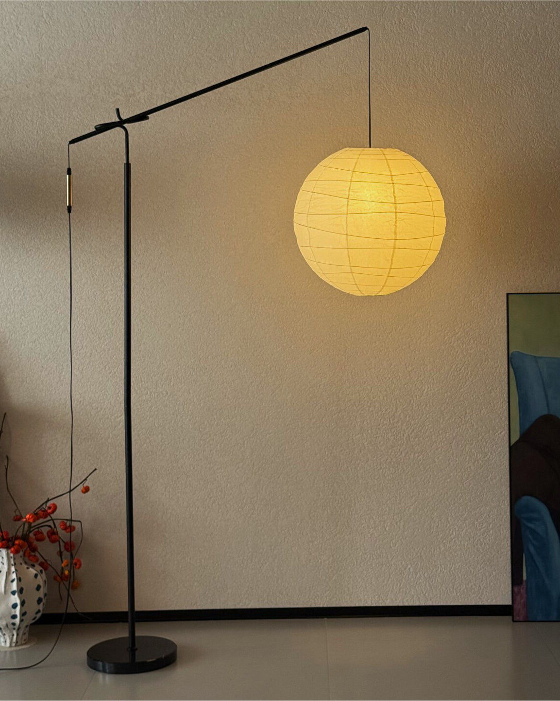 Lámpara de pie con farol de papel Clarinda junto a un sillón en el salón – imagen 11