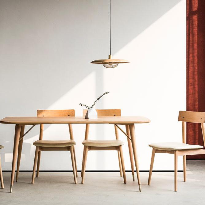 Lámpara colgante de madera Alveda sobre una mesa de comedor – imagen 22