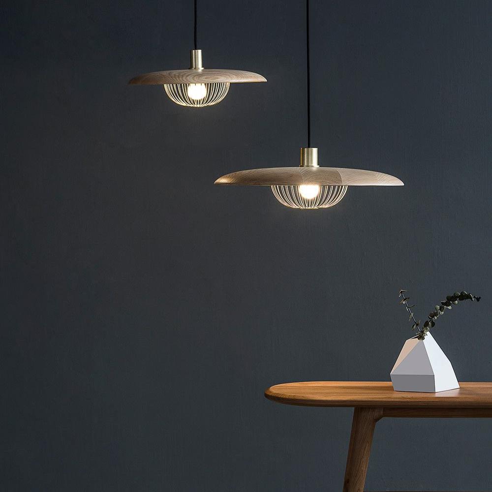 Lámpara colgante de madera Alveda sobre una mesa de comedor – imagen 31