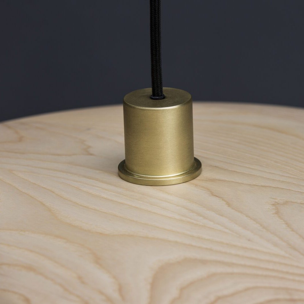 Lámpara colgante de madera Alveda sobre una mesa de comedor – imagen 43