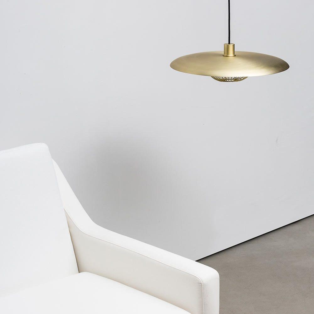 Lámpara colgante de madera Alveda sobre una mesa de comedor – imagen 32