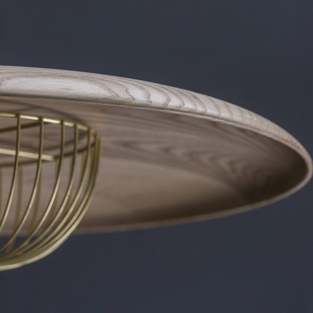 Lámpara colgante de madera Alveda sobre una mesa de comedor – imagen 44