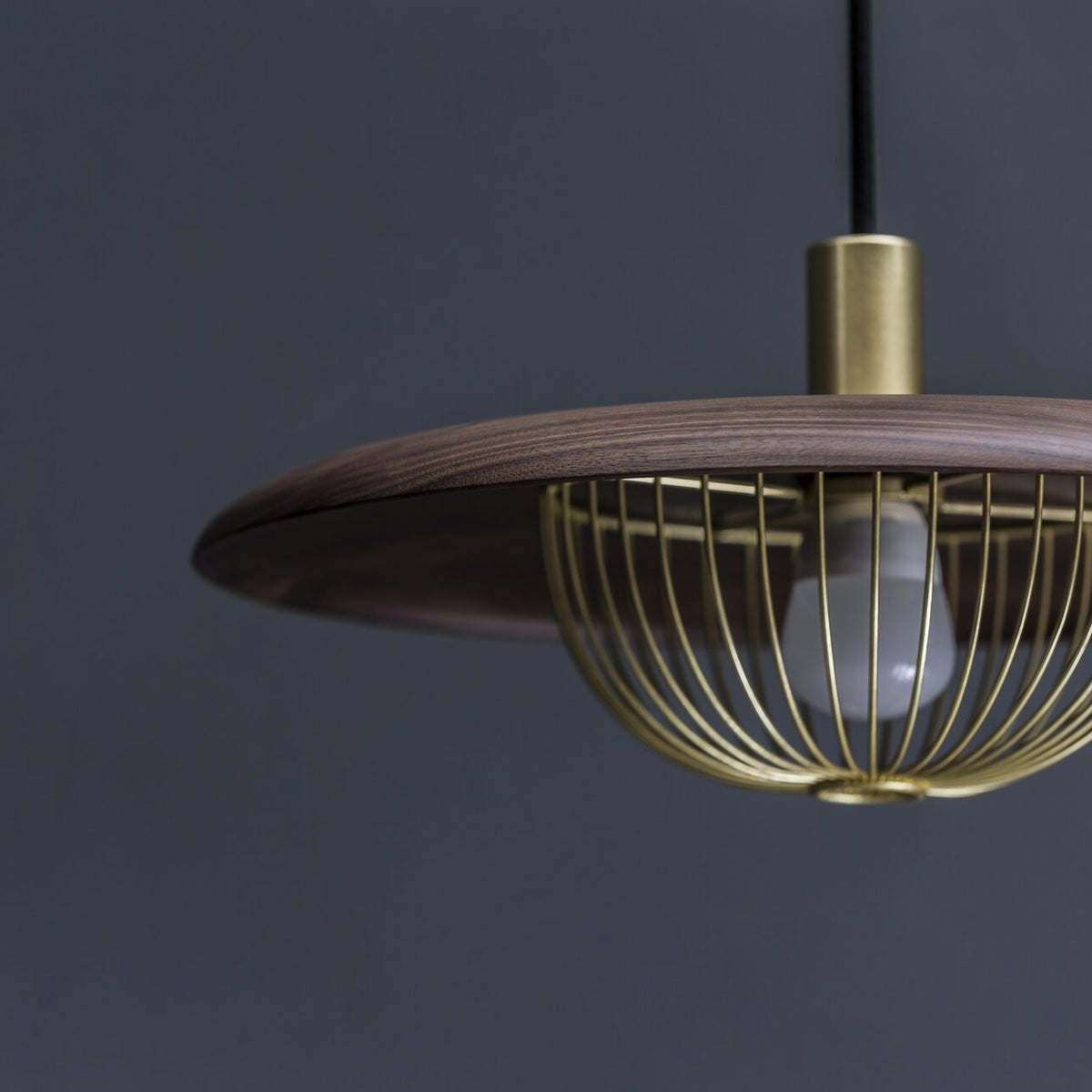 Lámpara colgante de madera Alveda sobre una mesa de comedor – imagen 45