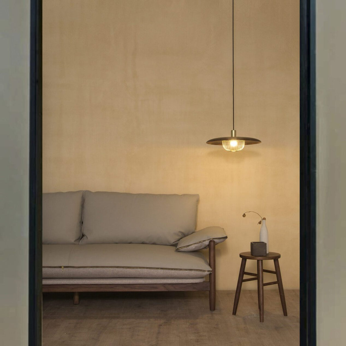 Lámpara colgante de madera Alveda sobre una mesa de comedor – imagen 33