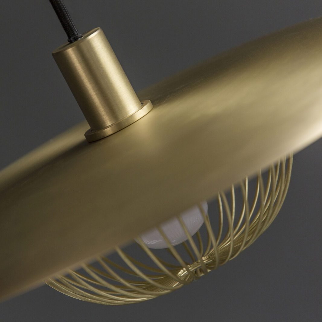 Lámpara colgante de madera Alveda sobre una mesa de comedor – imagen 42