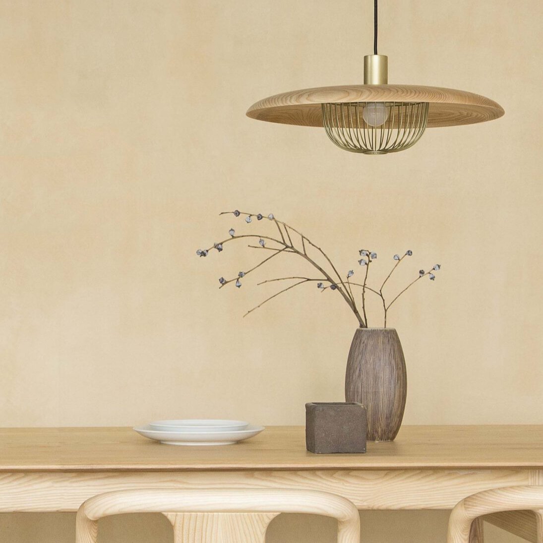 Lámpara colgante de madera Alveda sobre una mesa de comedor – imagen 28