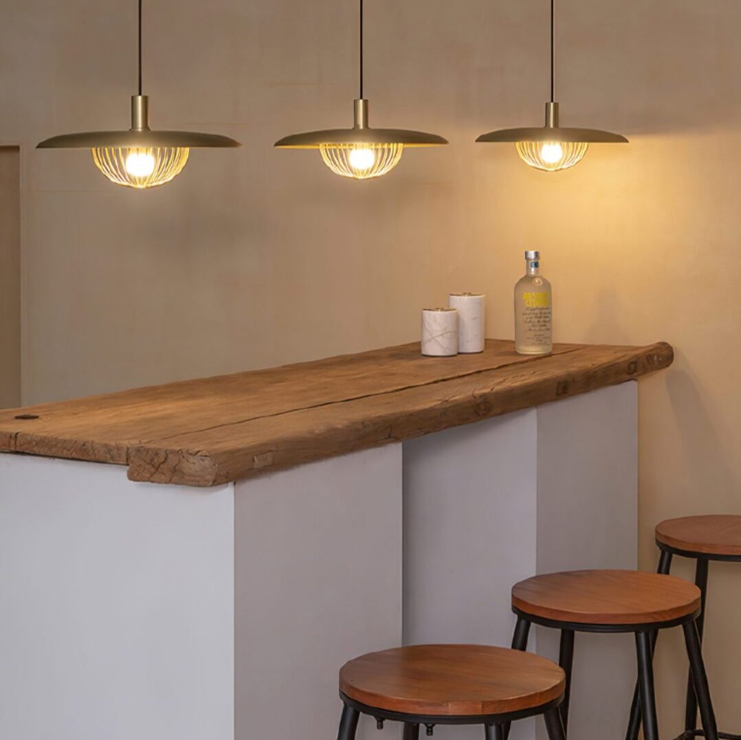 Lámpara colgante de madera Alveda sobre una mesa de comedor – imagen 37