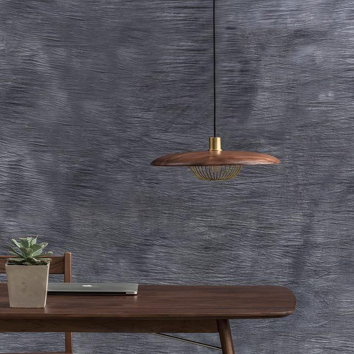 Lámpara colgante de madera Alveda sobre una mesa de comedor – imagen 35