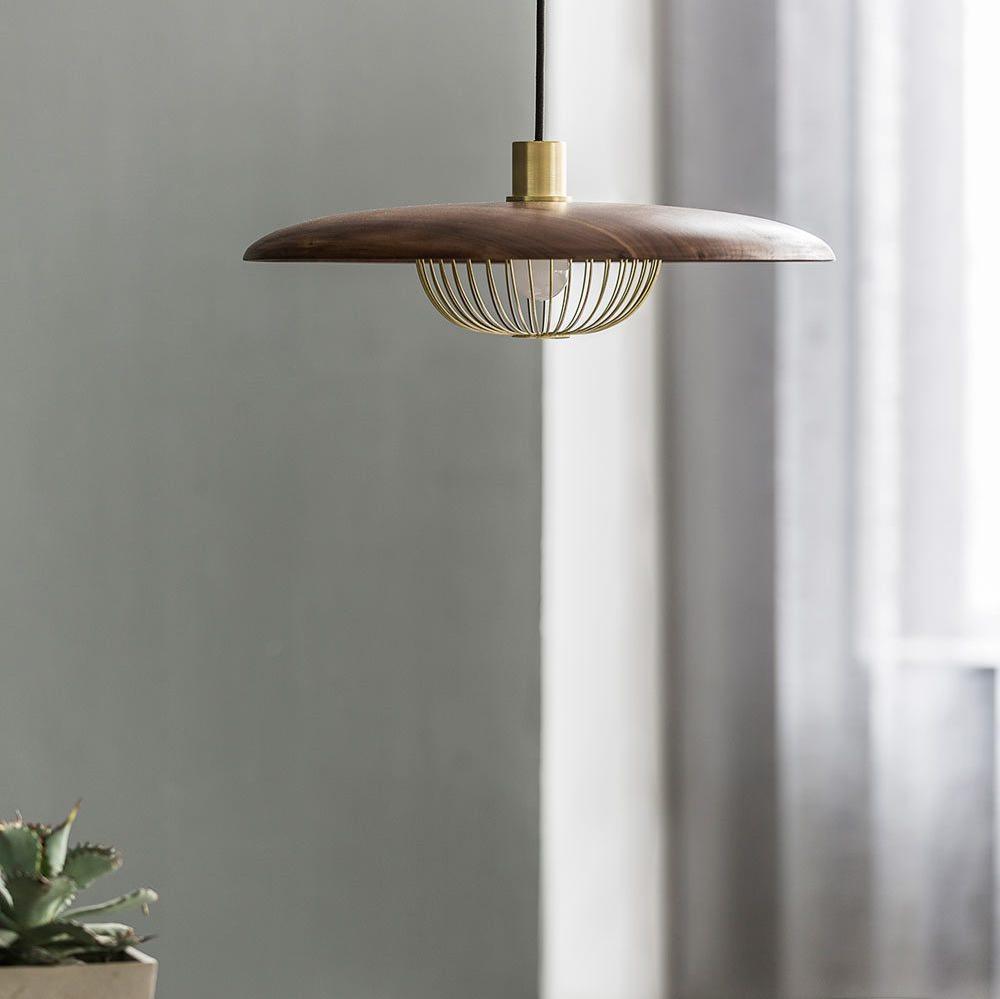 Lámpara colgante de madera Alveda sobre una mesa de comedor – imagen 27