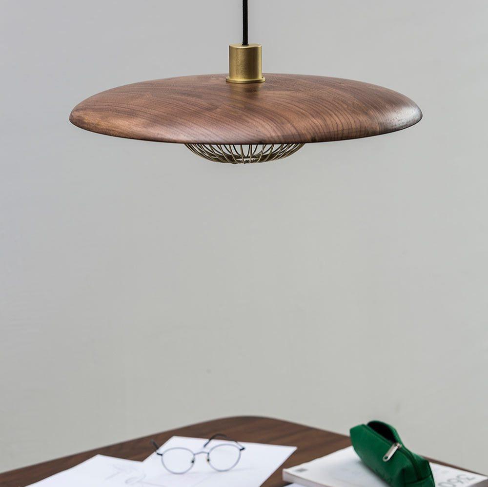 Lámpara colgante de madera Alveda sobre una mesa de comedor – imagen 26