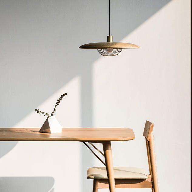 Lámpara colgante de madera Alveda sobre una mesa de comedor – imagen 25