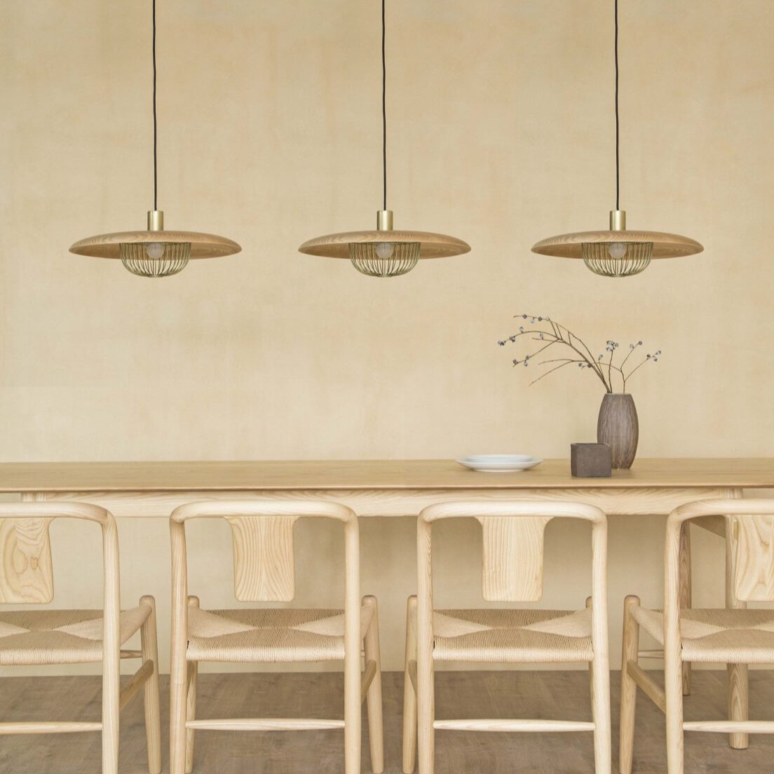 Lámpara colgante de madera Alveda sobre una mesa de comedor – imagen 24