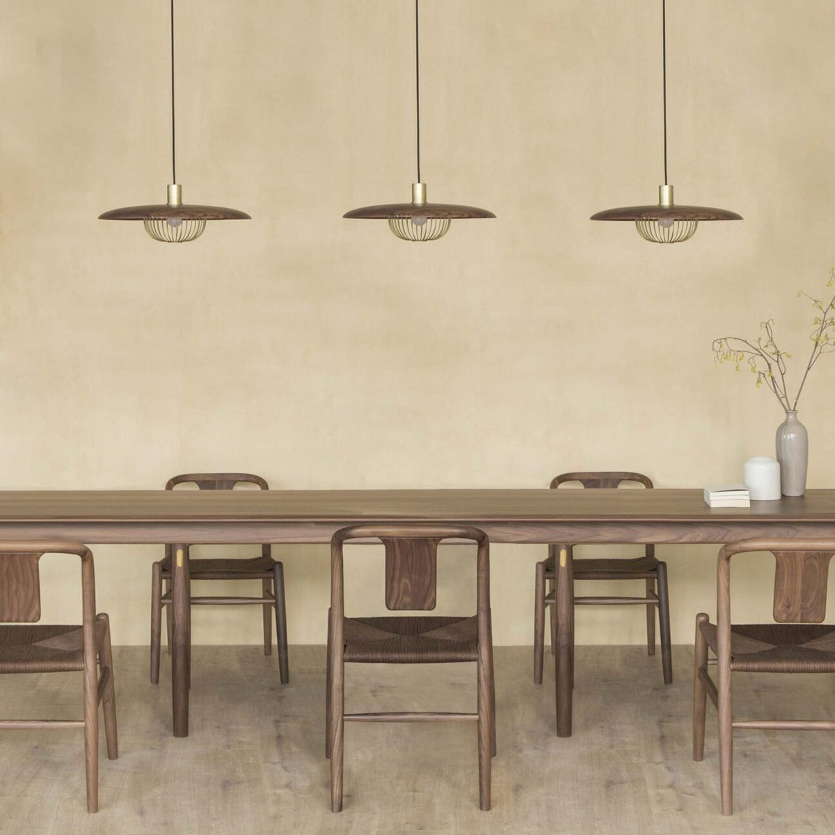 Lámpara colgante de madera Alveda sobre una mesa de comedor – imagen 23