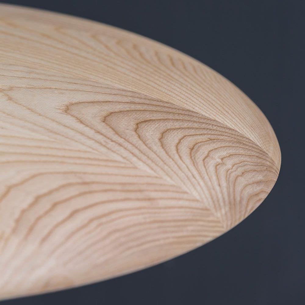 Lámpara colgante de madera Alveda sobre una mesa de comedor – imagen 49