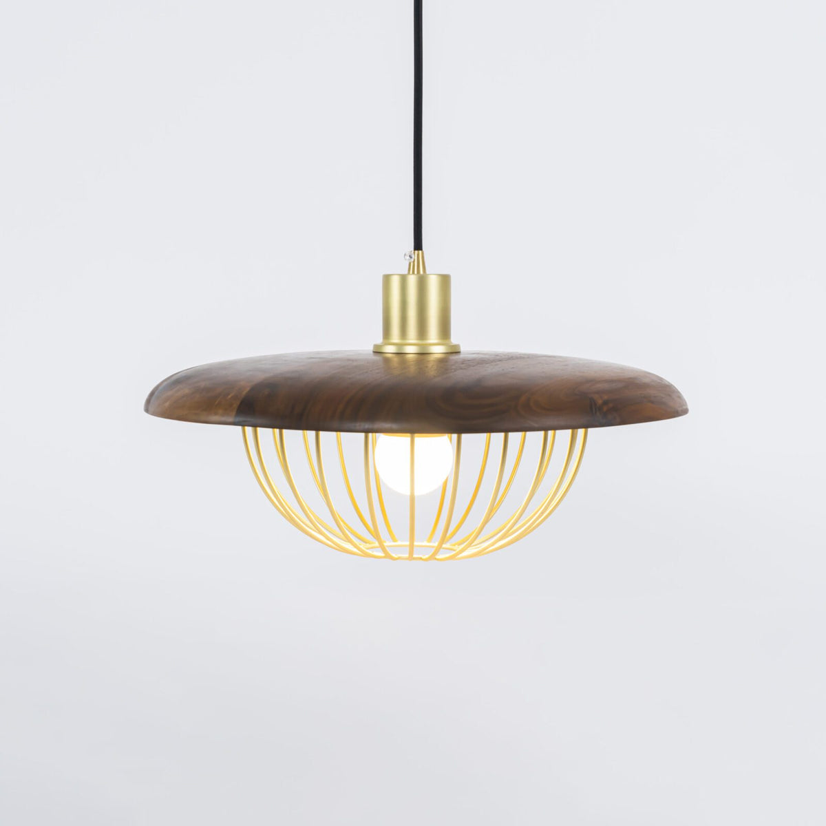 Lámpara colgante de madera Alveda sobre una mesa de comedor – imagen 10
