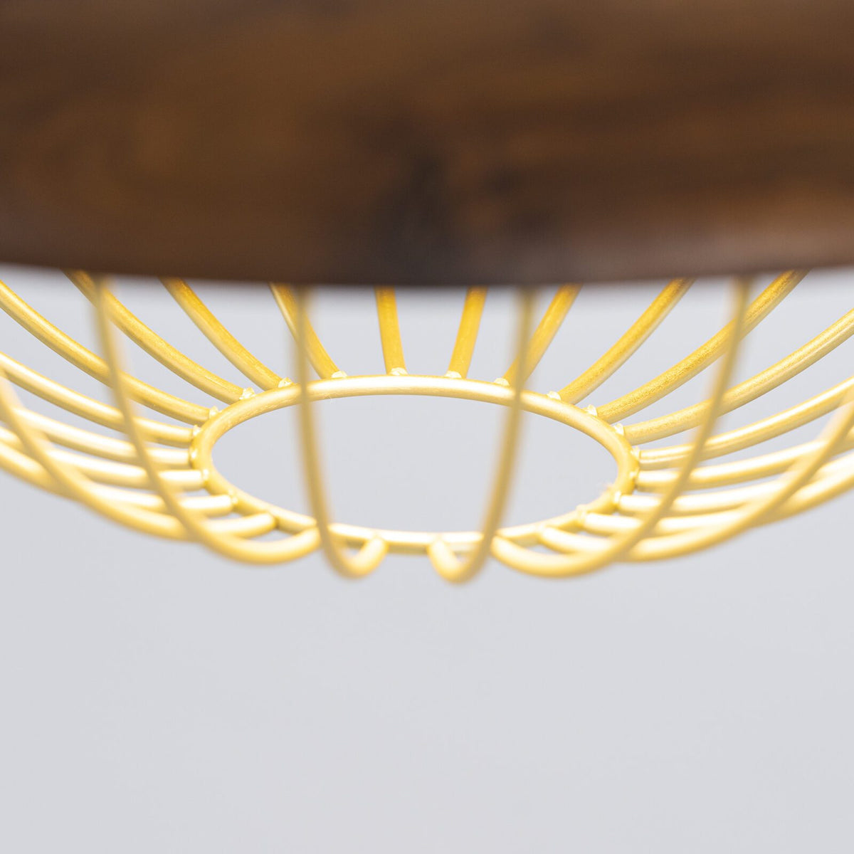 Lámpara colgante de madera Alveda sobre una mesa de comedor – imagen 9