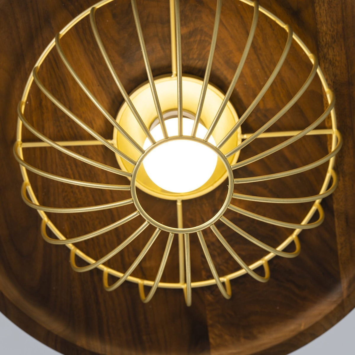Lámpara colgante de madera Alveda sobre una mesa de comedor – imagen 8