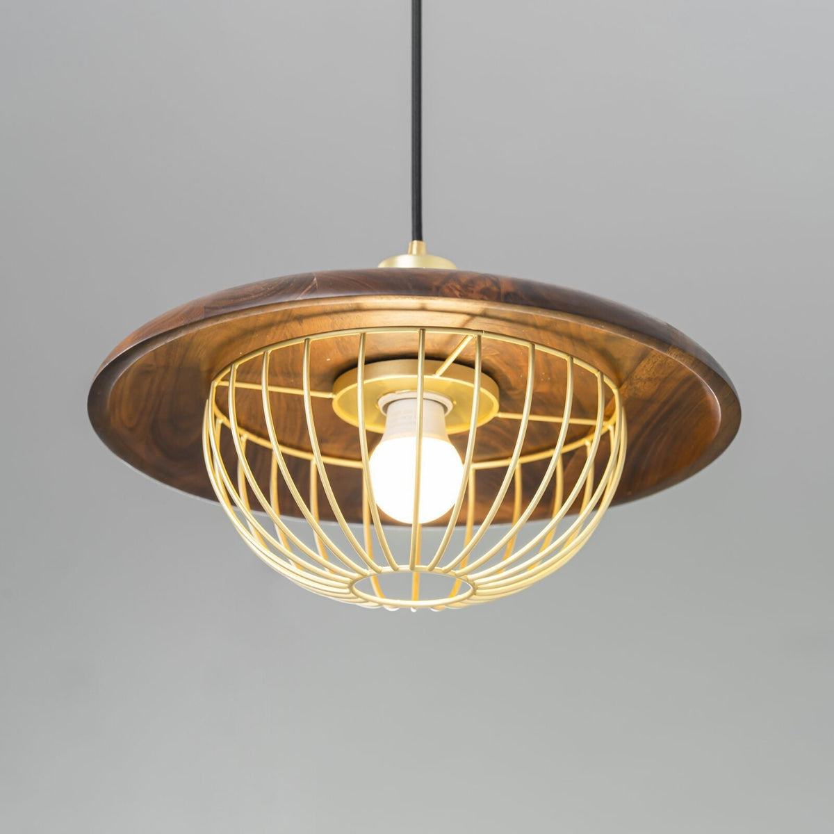 Lámpara colgante de madera Alveda sobre una mesa de comedor – imagen 7